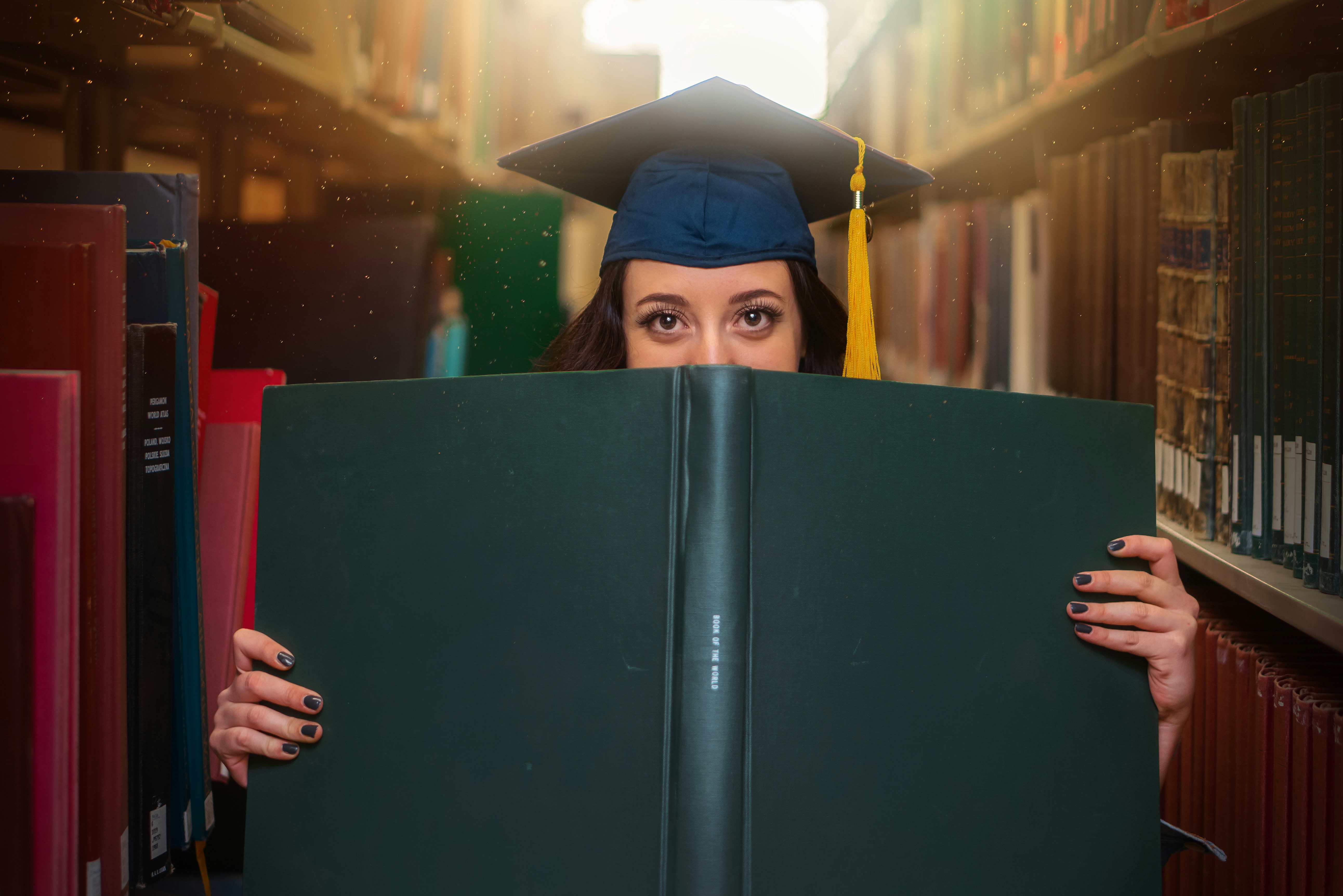 mulher segurando um livro aberto - pos graduação em direito
